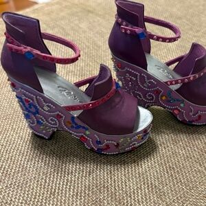 Just The Right Shoe- 2001 Mardi Gras #25352-By Raine